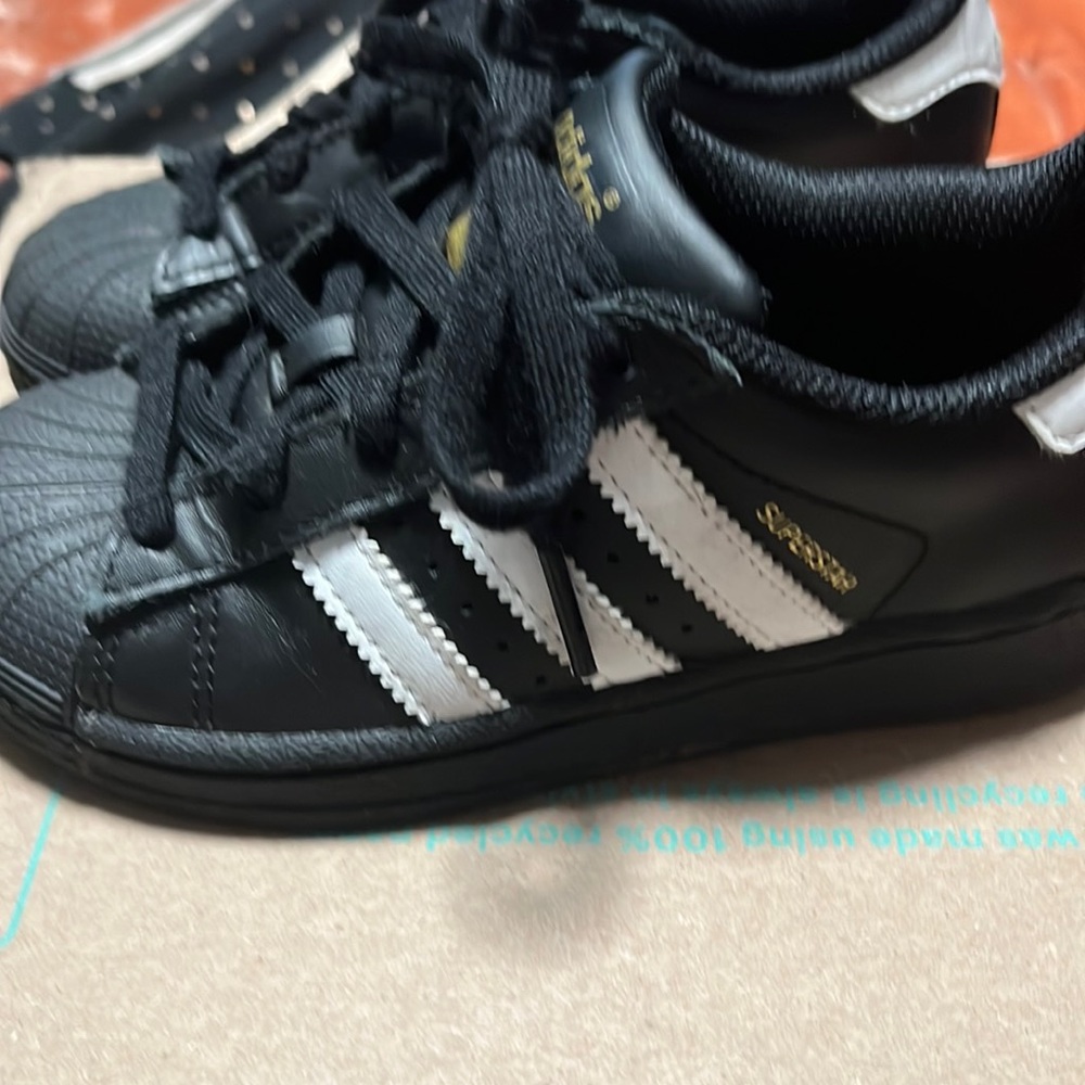 Toddler addids shell toe black and white